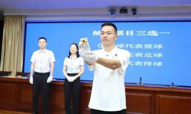 四年来首次！厦门中考体育抽签现场 家长“神之一手”抽出足球运球
